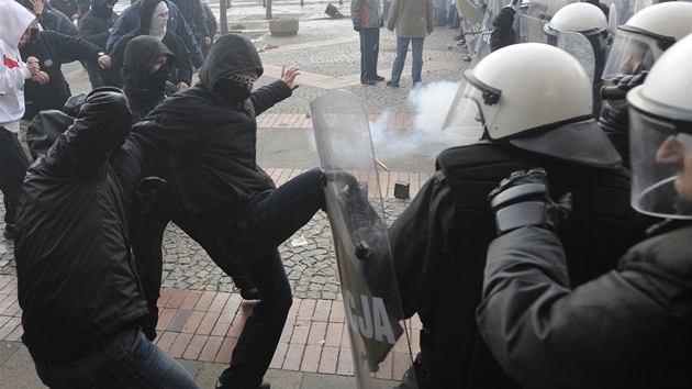 Zatmco prezident Komorowski vyzval Polky k vtmu porozumn a toleranci, v ulicch hlavnho msta probhala bitka mezi polici a rozvnnmi extremisty (11. listopadu 2011)