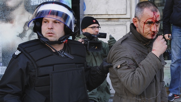 Zrannho extremistu odvd pslunk polsk policie stranou (11. listopadu 2011)