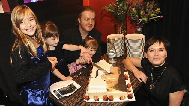 Pavel porcl s rodinou se vrhá na krájení dortu 