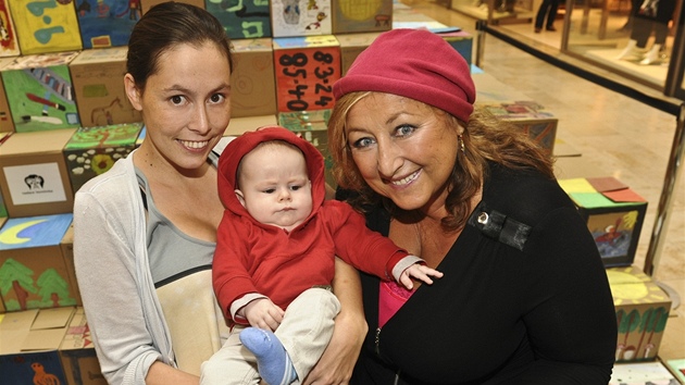 Halina Pawlowsk s dcerou Natli a vnukem Hugem (2011)