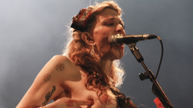 Courtney Love na koncert ukázala piercing v bradavce.