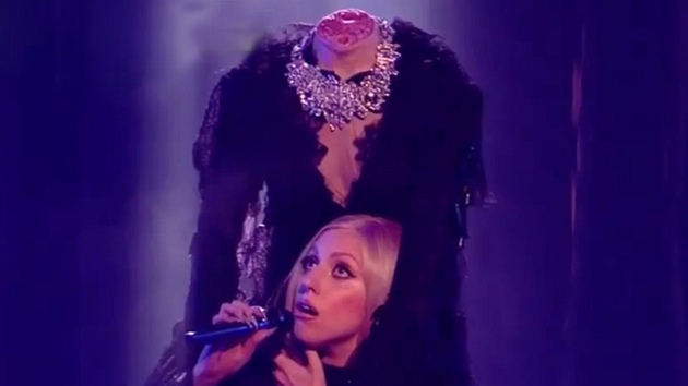 Lady Gaga v britském X Factoru "ztratila" hlavu.