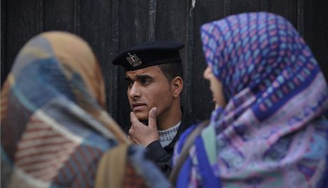 Hladce oholen, patn naladn. Egypttí policisté touí po plnovousu. Ilustraní foto
