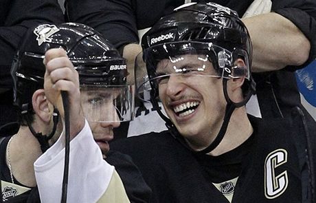 Sidney Crosby (vpravo)  se raduje z gólu.