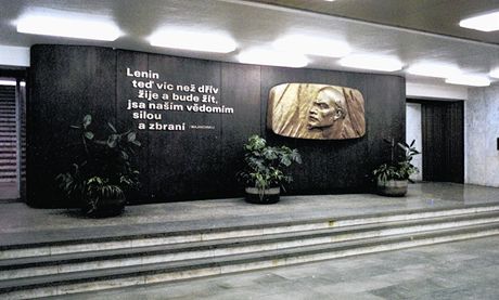 Dív se stanice metra A Dejvická jmenovala Leninova. Stna mezi dvma východy...
