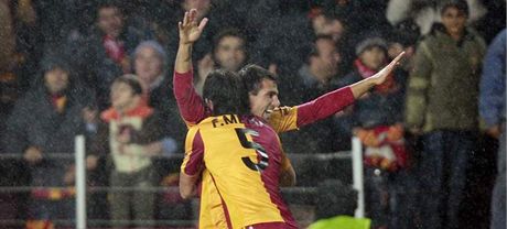 eský útoník Milan Baro z Galatasaraye Istanbul (se zdvienýma rukama) se raduje z gólu. Ilustraní snímek