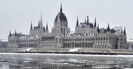 Budova maarského parlamentu v Budapeti.