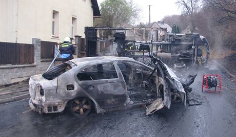 Ohoelá koda Octavia, kterou zasáhl ohe íící se po tekoucím palivu z 