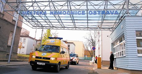 Nkteré sanitky u tém patí mezi veterány, napíklad v Mstské nemocnici Ostrava jezdí i 21 let staré vozidlo. (ilustraní snímek)