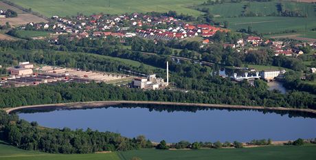 Spalovna v Rybitví u Pardubic, v pozadí obec Srnojedy