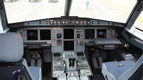 Armdn Airbus A319CJ - V pilotn kabin