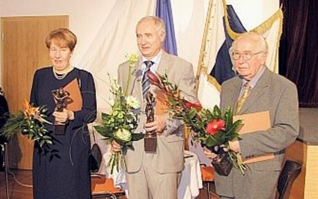 Hudební skladatel Zdenk Zouhar (zcela vpravo) pevzal spolen s malíkou