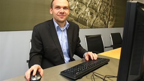 Plzeský primátor Martin Baxa pi on-line rozhovoru.