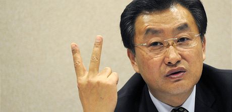 Severokorejský velvyslanec Ri Kwang-il na pednáce v Ústavu mezinárodních
