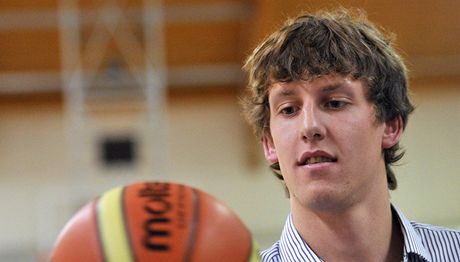 Jan Vesel, tet esk basketbalista v NBA.