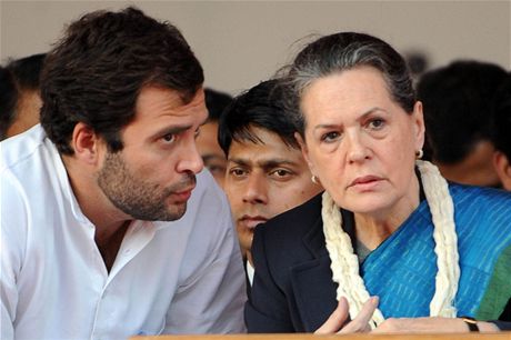 Ráhul Gándhí s matkou Soniou. Syn prezidentky Indického národního kongresu se rozhodl pln vnovat politice a pomýlí na premiérské keslo. (29. listopadu 2011)