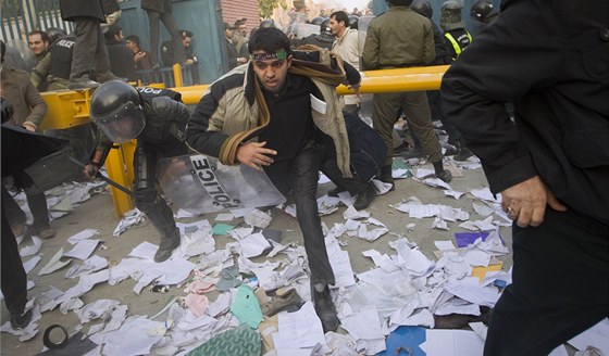 Írántí radikálové vzali zteí britskou ambasádu v Teheránu. (29. listopadu 2011)
