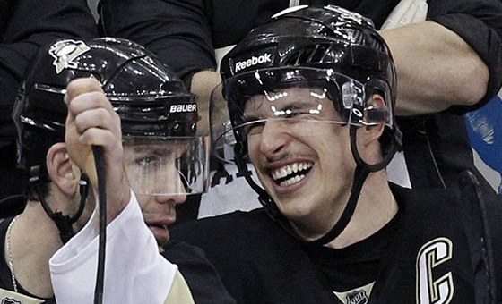 Sidney Crosby (vpravo)  se raduje z gólu.