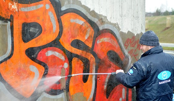 Policejní velitel podle soudu odmítal proetovat sprejerské útoky. Místo toho pokozeným radil, aby ze i tabuli umyli a pípad nehlásili.