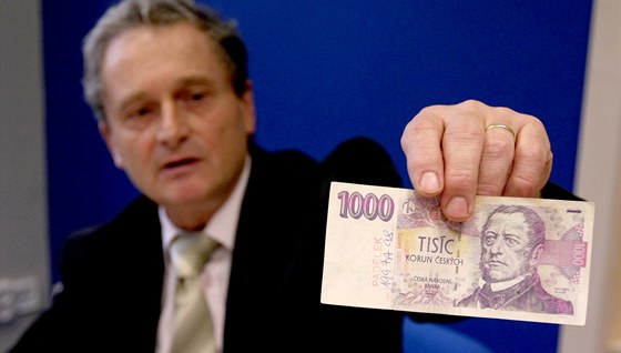Milan Irovský z hospodáské kriminálky ukazuje padlanou bankovku.