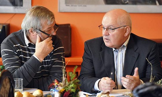 SLOVÁKY NEBEREME. Liberecký éf Ctibor Jech debatuje na hokejovém zasedání v bíteské restauraci U Rau s editelem extraligy Stanislavem ulcem (vpravo)