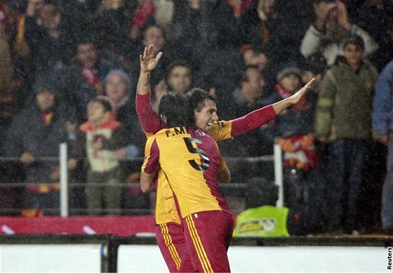 eský útoník Milan Baro (vzadu) slaví gól v dresu Galatasaraye.