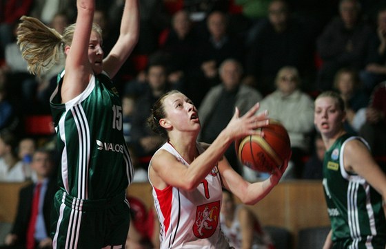 Královéhradecká basketbalistka Lenka Bartáková (s míem) se snaí prosadit
