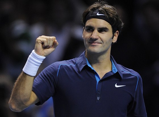 PRVNÍ KROK K OBHAJOB. výcarský tenista Roger Federer a jeho oslavné gesto