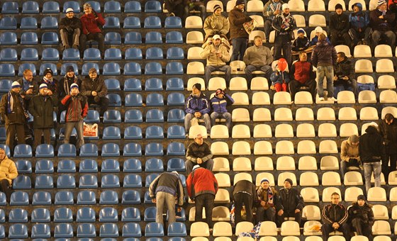 Proídlé tribuny ostravského stadionu