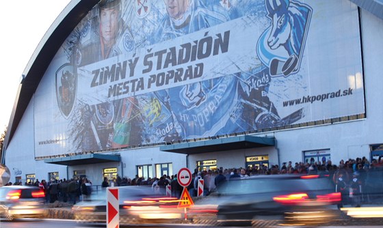 Zástup lidí, kteí ped zimním stadionem v Popradu ekají na dalí duel v