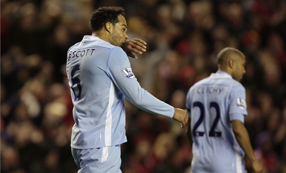 PO VLASTENCI. Julien Lescott, obránce Manchesteru City, se zklaman otírá poté,