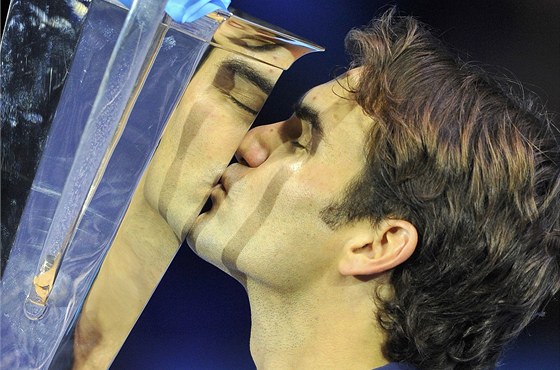 VYHRAJE POESTÉ? výcar Roger Federer má ve finále proti Tsongovi monost pepsat tenisovou historii.