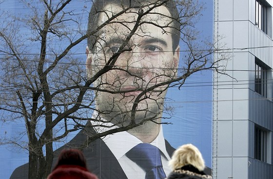 Plakát s Dmitrijem Medvedvem v Rostov na Donu nabádá volie, aby na zaátku