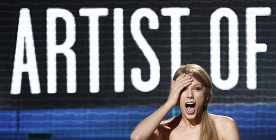 Taylor Swiftová a její klasický údiv, tentokrát na American Music Awards (Los