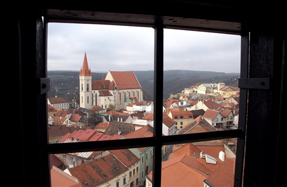 Turisté si asto stovali, e jim reklamní poutae na domech brání pln si vychutnat pohled do mstské památkové zóny. (Ilustraní snímek)