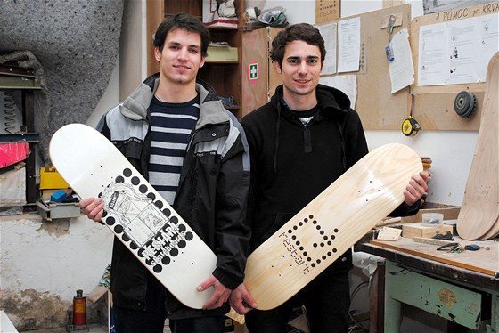 tpán Malý a Adam Pelc ve své turnovské díln Restart Skateboards
