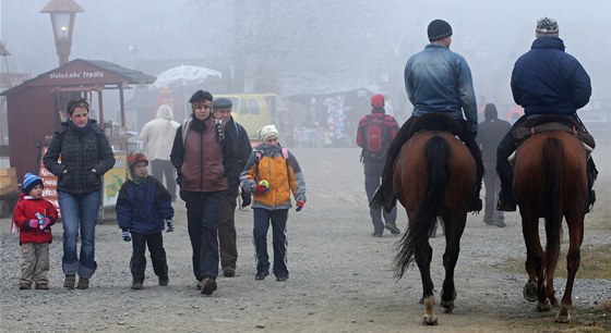 Ped smogem ujídjí rodiny z Ostravska do hor. Nkdy je ale poasí doene i tam. Snímek z Pusteven.