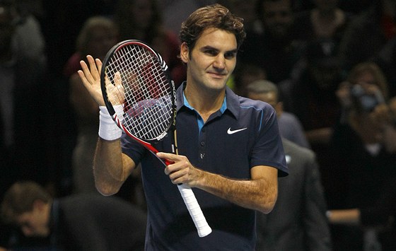 LEHKÝM KROKEM. Turnaj mistr zastihl Rogera Federera opt ve form ampiona.