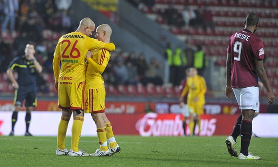 BOD Z LETNÉ. Fotbalisté Dukly po remíze se Spartou neskrývají radost, sparan