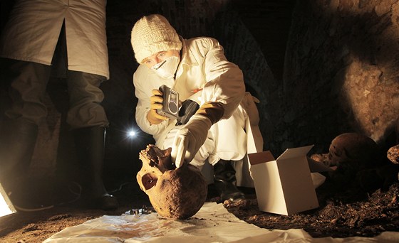 Archeologové zkoumají hrobky v kostele sv. Mikuláe v eských Budjovicích.