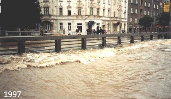 Most na Masarykov tíd pi povodních v roce 1997. Dvojice most bude...