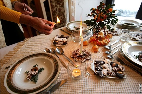 Stl symbolizuje rodinu a spolené rodinné vánoní rituály podporují vztahy v rodin, tvrdí designérka Olga Buková.