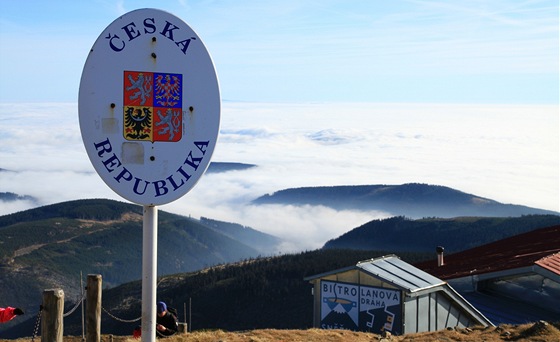 Státní hranice na vrcholu Snky a horní hranice lanovky pod vrcholem