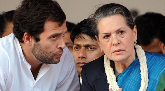 Ráhul Gándhí s matkou Soniou. Syn prezidentky Indického národního kongresu se rozhodl pln vnovat politice a pomýlí na premiérské keslo. (29. listopadu 2011)