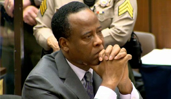 Jacksonv osobní léka Conrad Murray naslouchá rozsudku a výi trestu u