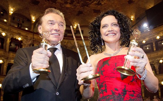 Lucie Bílá ani Karel Gott se zatím do debaty o Slavících nezapojili. Na snímku pózují s cenami, které získali v roce 2011.