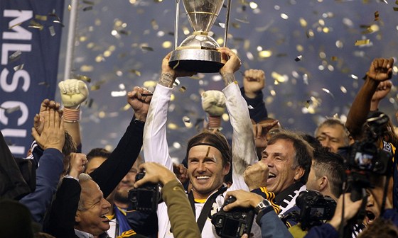 HAPPYEND. David Beckham novou smlouvu v Los Angeles Galaxy zejm nepodepíe, rozlouil se ale slavn - prvním triumfem v Major League Soccer.