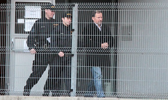 Policisté odvádjí éfa praských stráník Vladimíra Kotroue. (27. listopadu 2011)