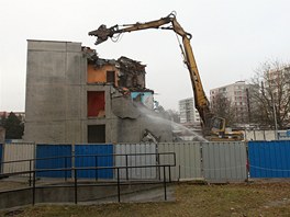 Bagrista postupn "odstihával", drtil a shazoval kusy panel, a trhal silné