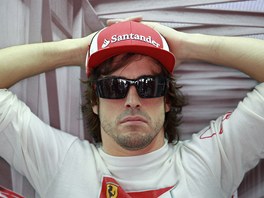 CHVILKA ODPOINKU. Fernando Alonso z Ferrari relaxuje ped zatkem kvalifikace